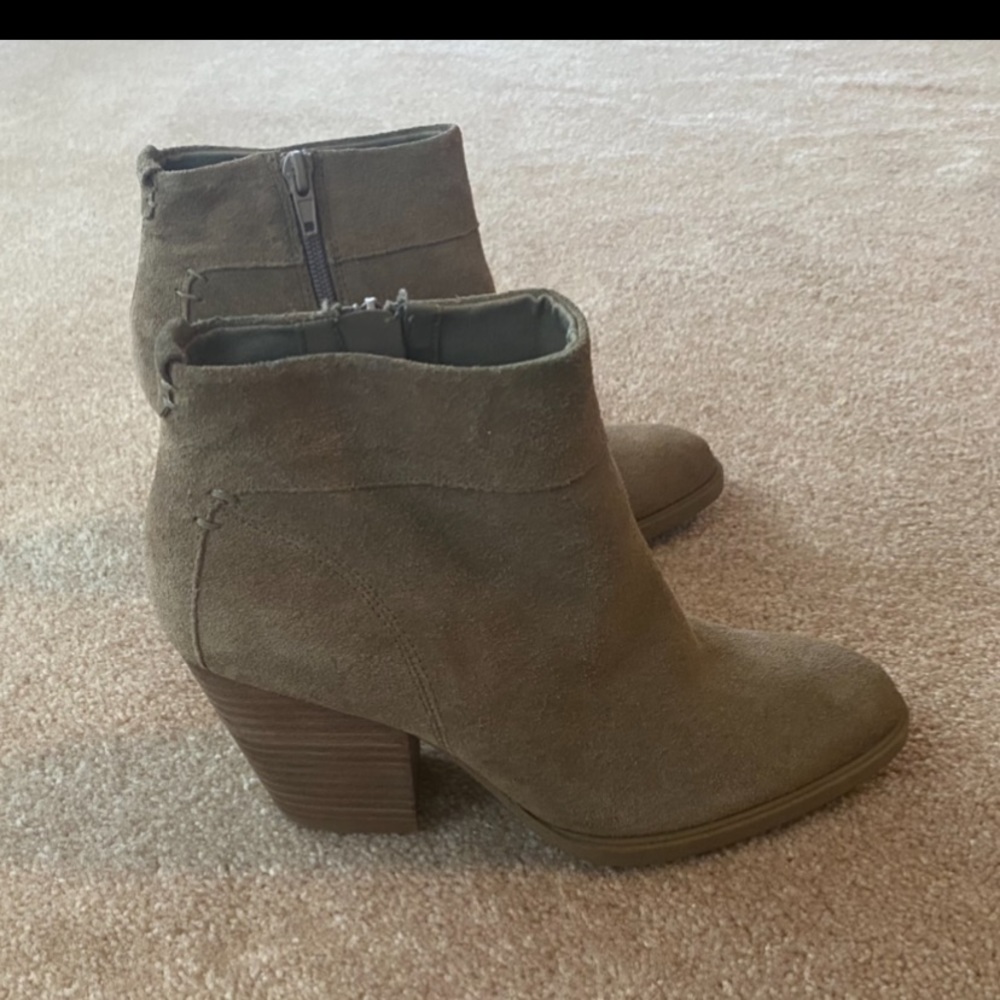Steve Madden tan ankle boot size seven